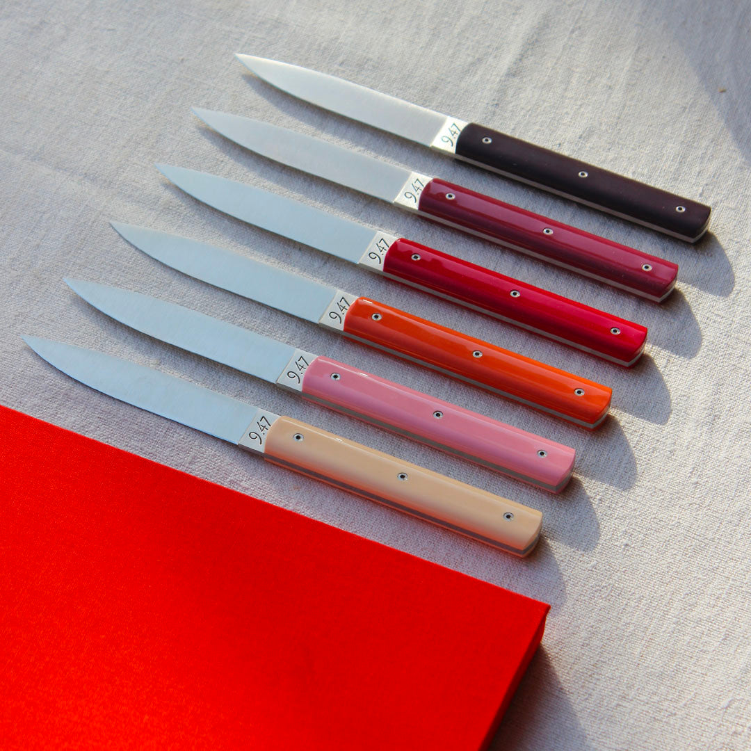 Coffret de six couteaux de table colorés