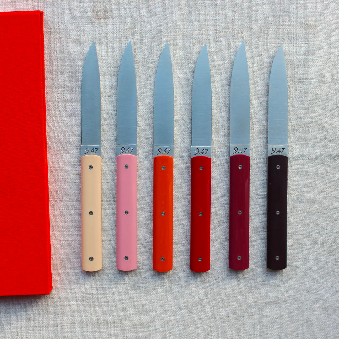 Coffret de six couteaux de table colorés