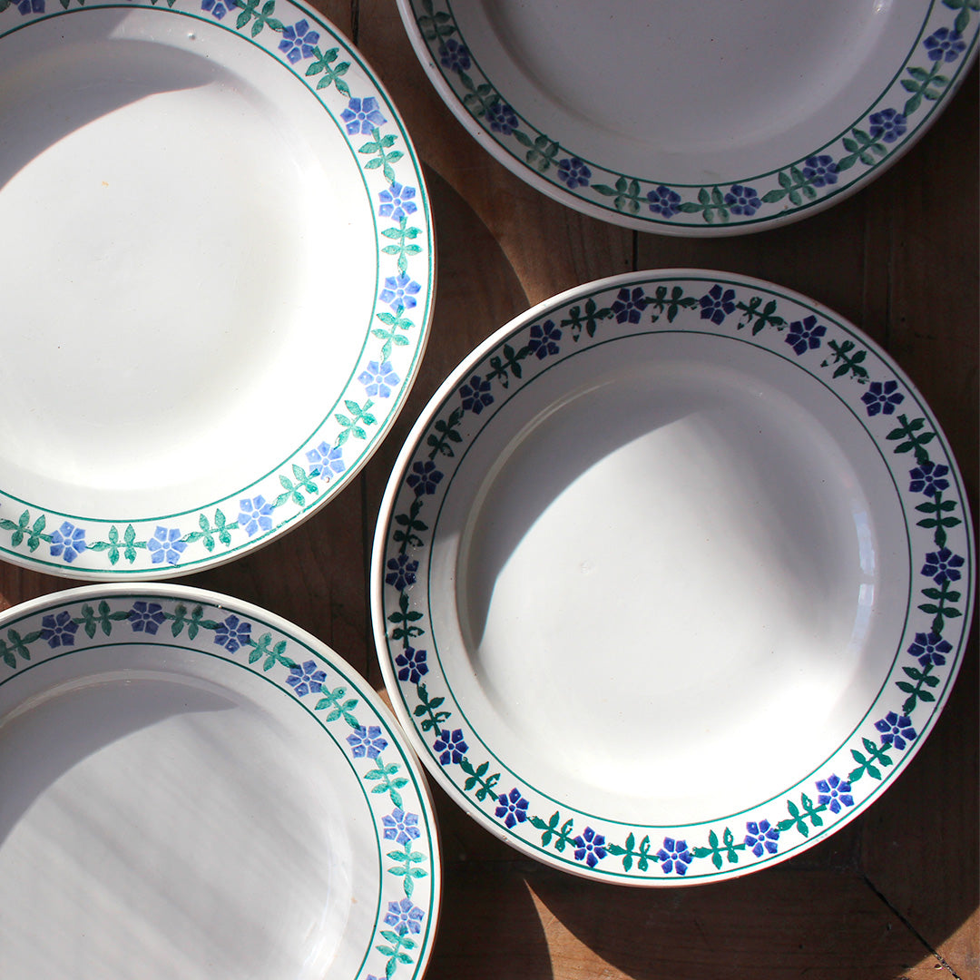 Assiettes Saint Amand à la frise bleue et verte