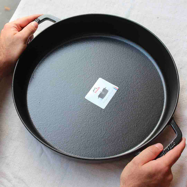 Grand plat en fonte Staub vue 1