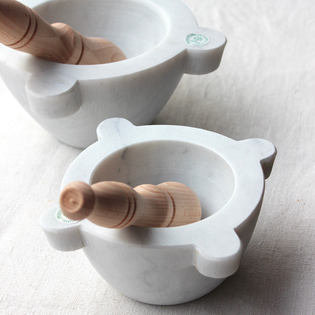 Mortier en marbre de Carrare avec pilon en bois