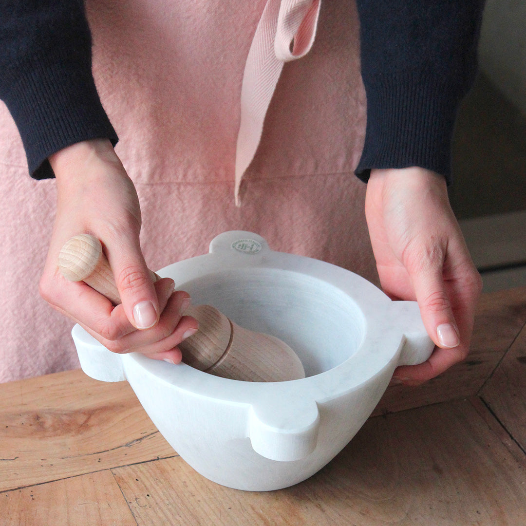 Mortier en marbre de Carrare avec pilon en bois