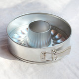 Moule à manqué démontable en fer blanc