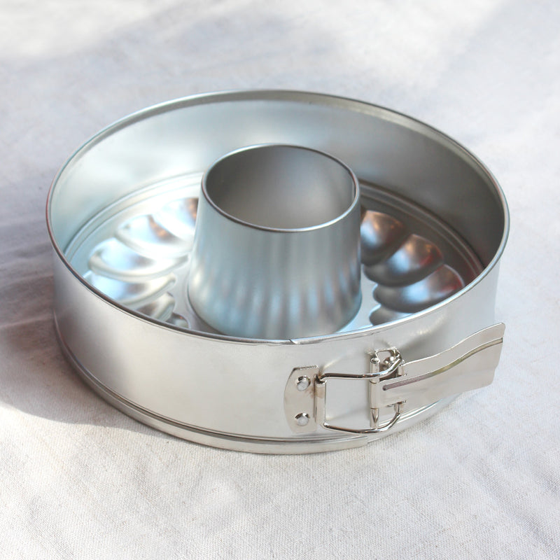 Moule à manqué démontable en fer blanc