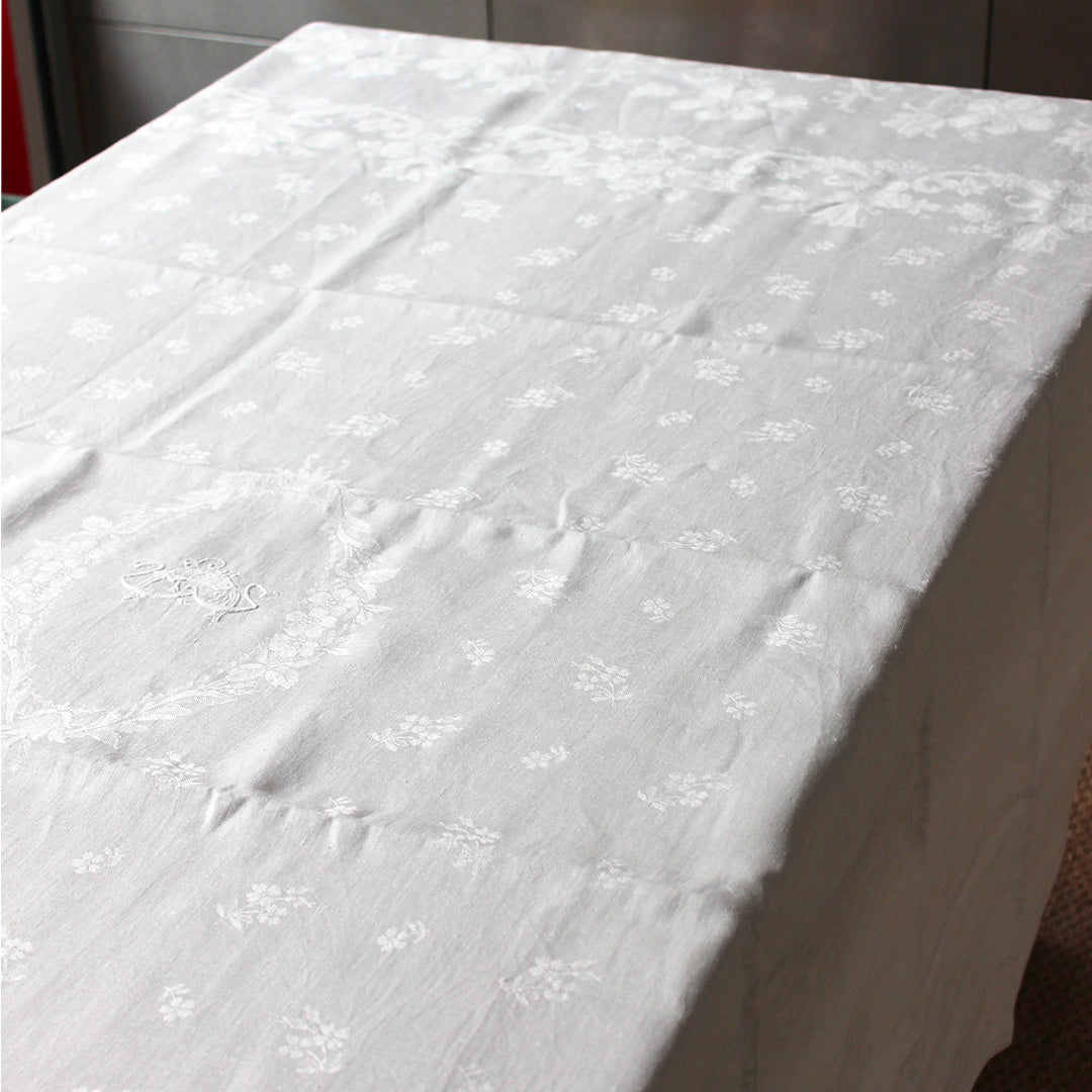 Nappe ancienne damassée