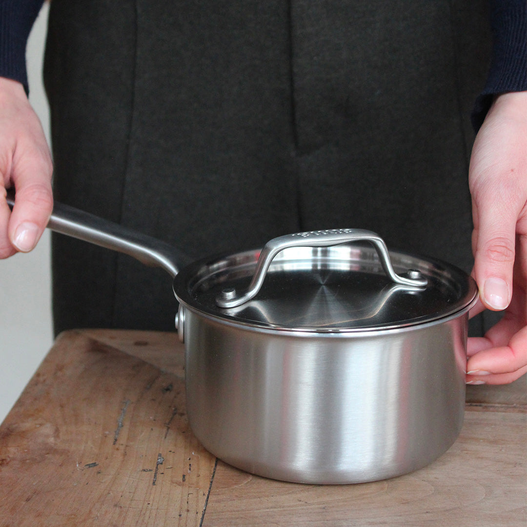Petite casserole à sauce en inox 18/10 avec manche fixe