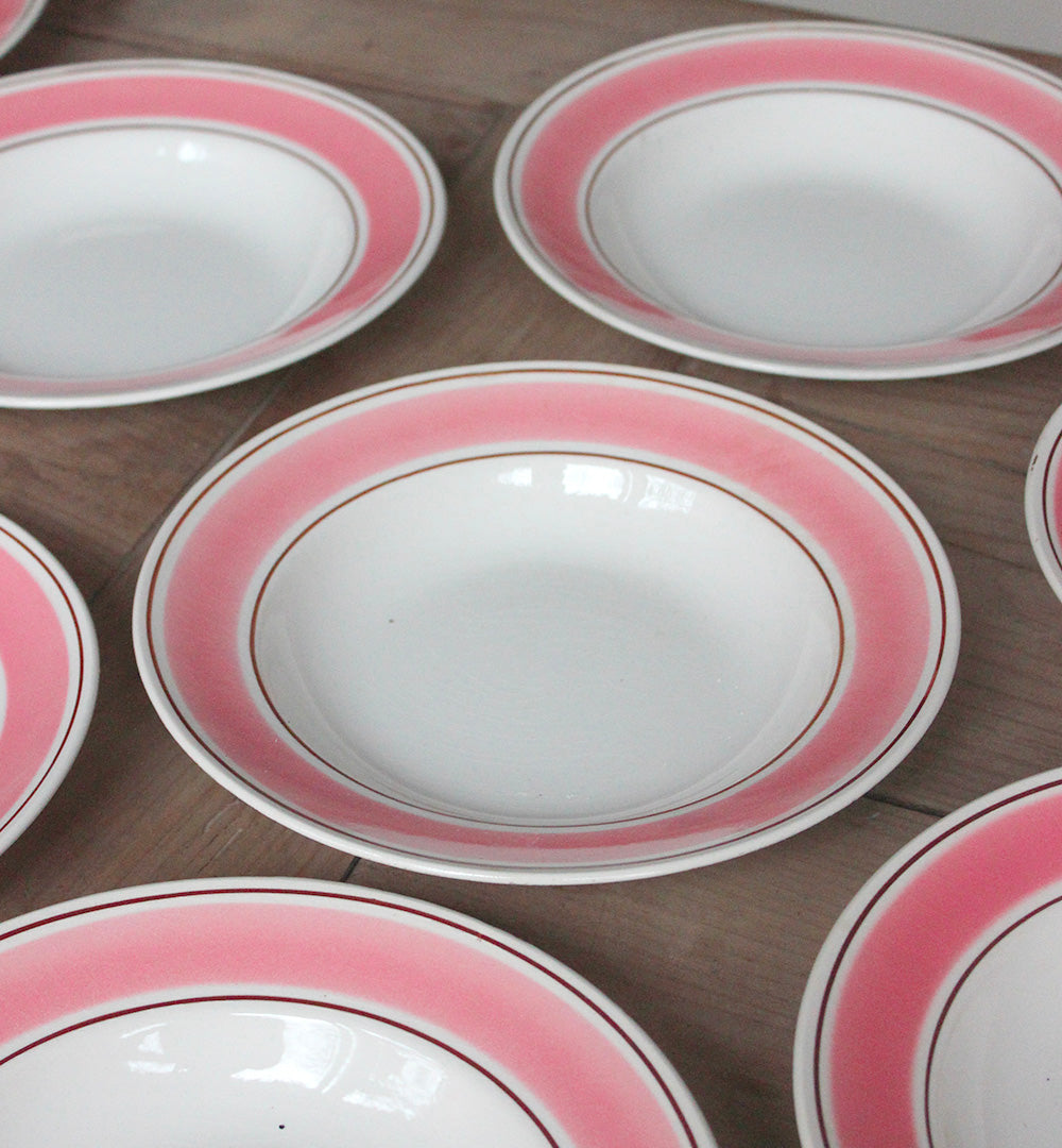 8 assiettes creuses à la bordure rose vintage