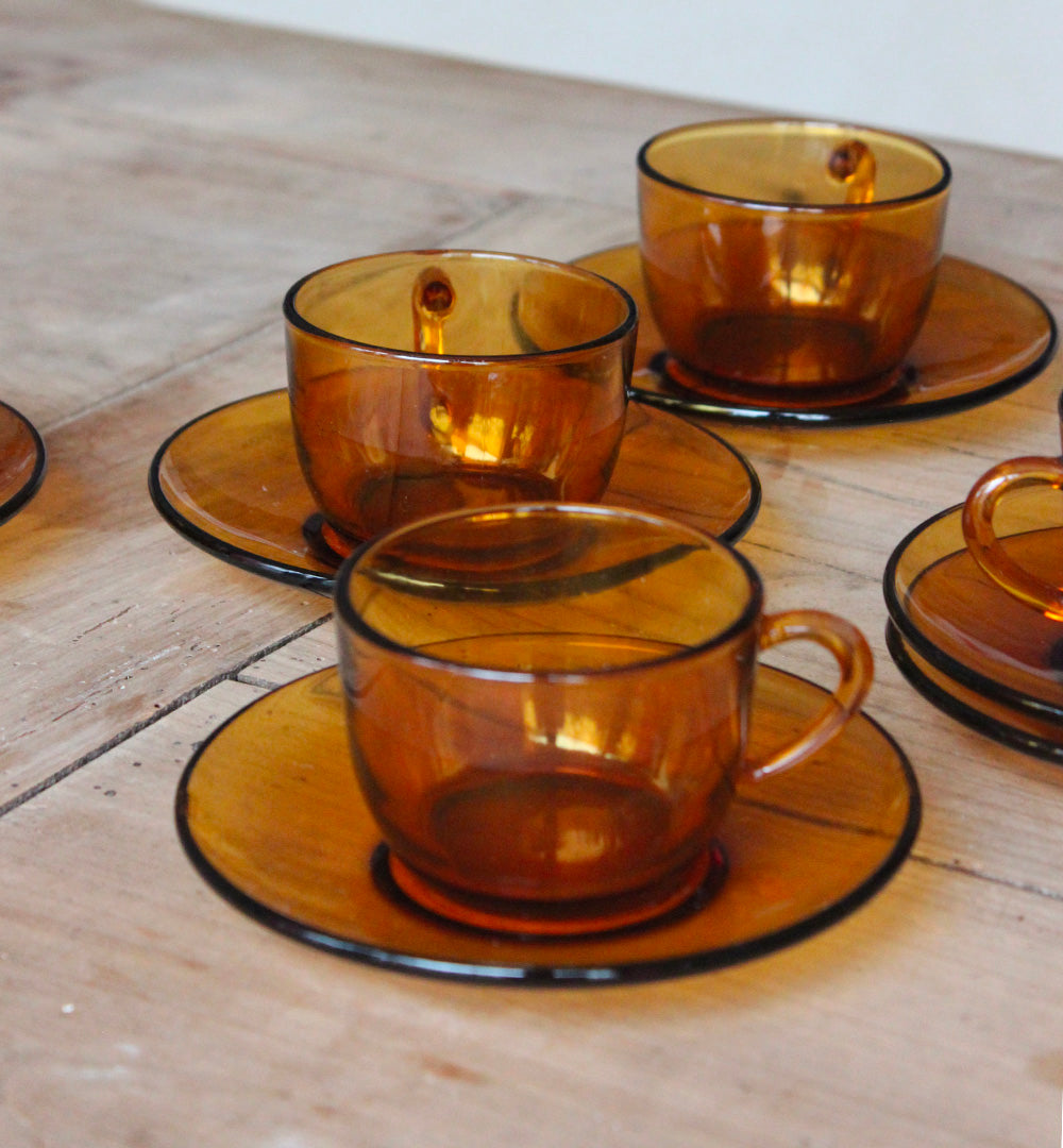 6 tasses et soucoupes en verre ambré