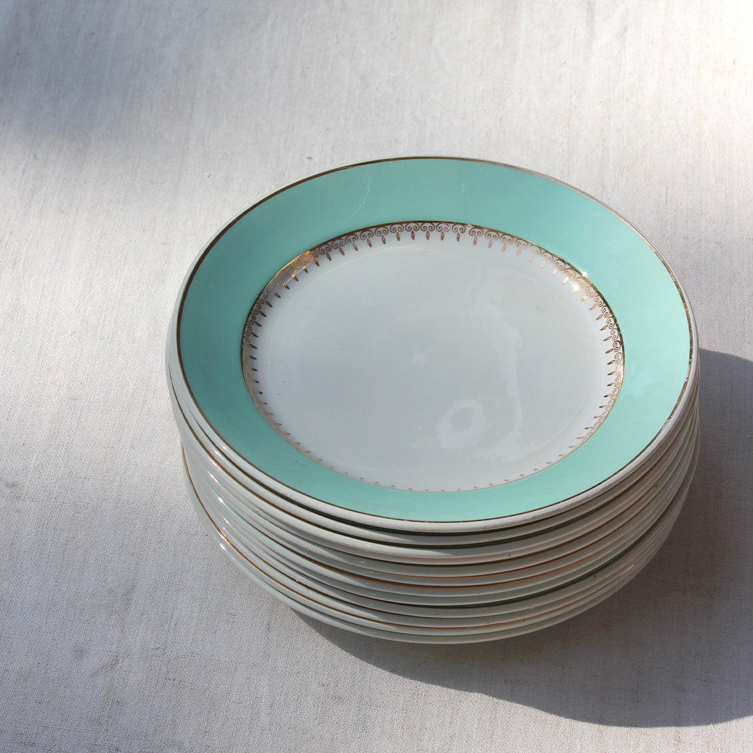 Assiette vintage à la bordure vert d'eau