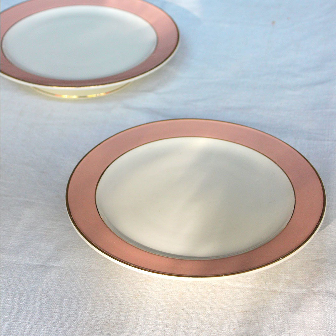 Assiettes sur pied en faïence rose
