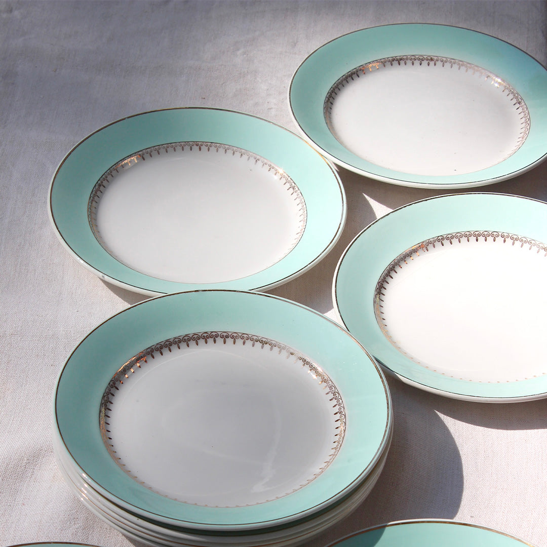 Assiette vintage à la bordure vert d'eau