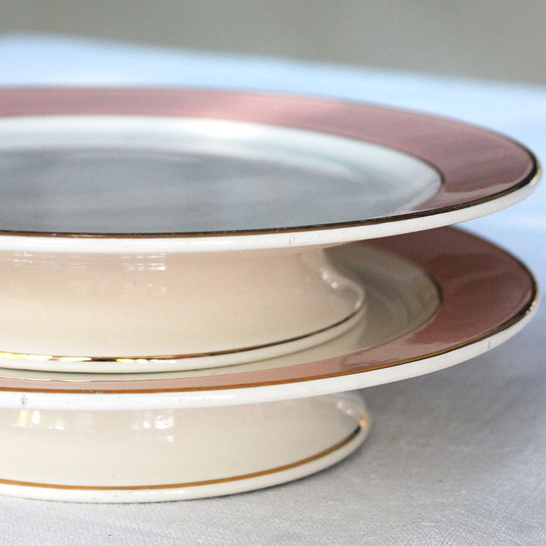 Assiettes sur pied en faïence rose