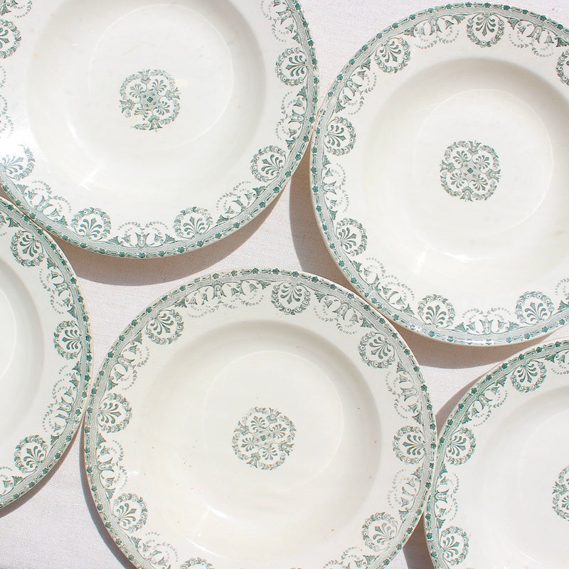 8 assiettes creuses en terre de fer