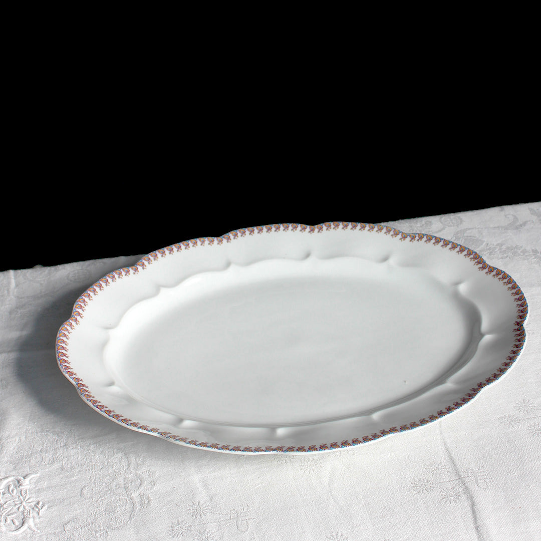 Grand plat ovale en porcelaine