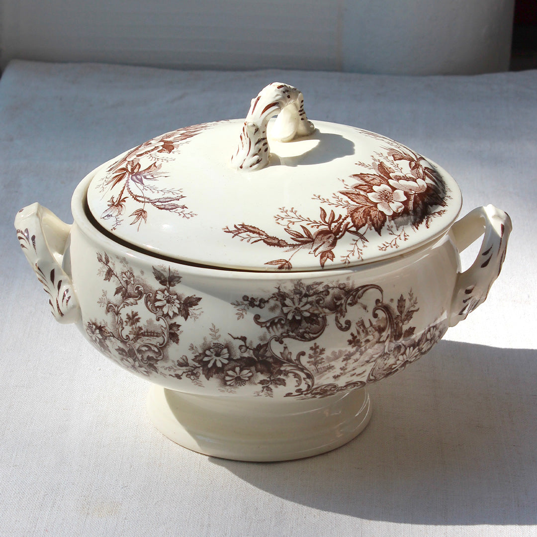 Petite soupière ancienne en terre de fer
