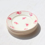 Assiettes plates aux petites fleurs rouges