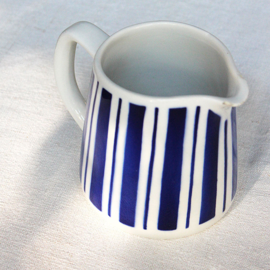 Pot à lait à rayures bleues