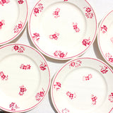 Assiettes plates aux petites fleurs rouges