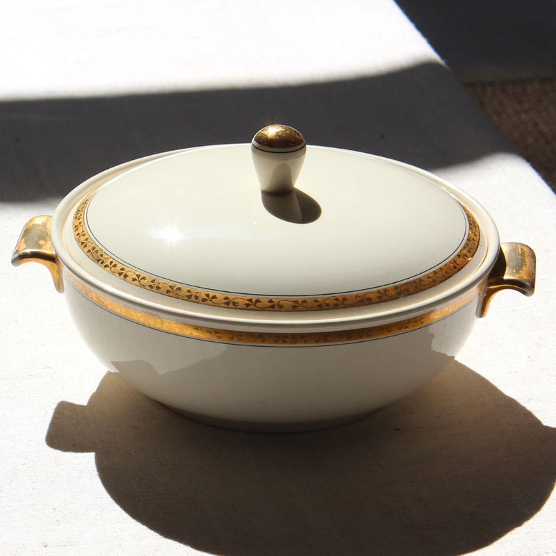 Soupière à la bordure dorée