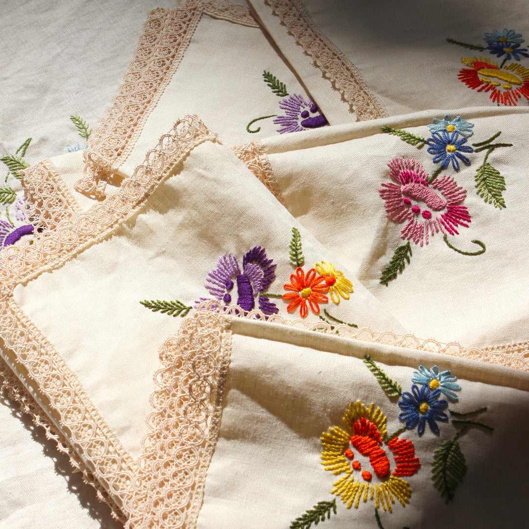 Nappe ancienne brodée et ses 8 serviettes assorties