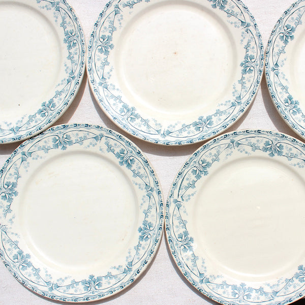 6 assiettes plates en terre de fer à la frise bleu clair