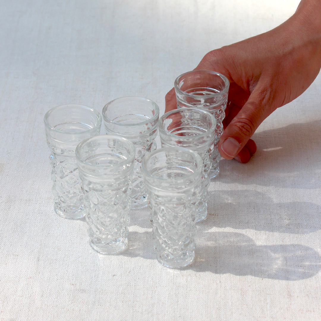 6 verres à liqueur en verre sculpté vintage