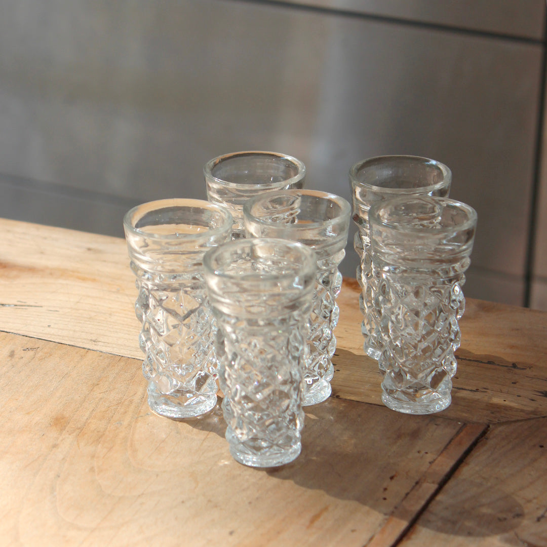 6 verres à liqueur en verre sculpté vintage