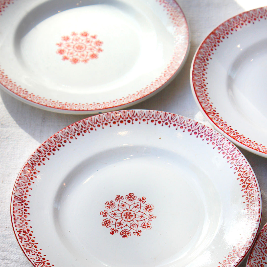 6 assiettes plates aux arabesques