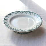 Assiette sur pied au décor de feuillages