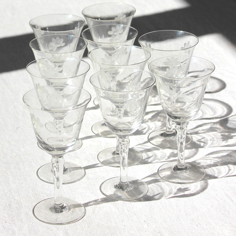 10 verres à pied en verre gravé