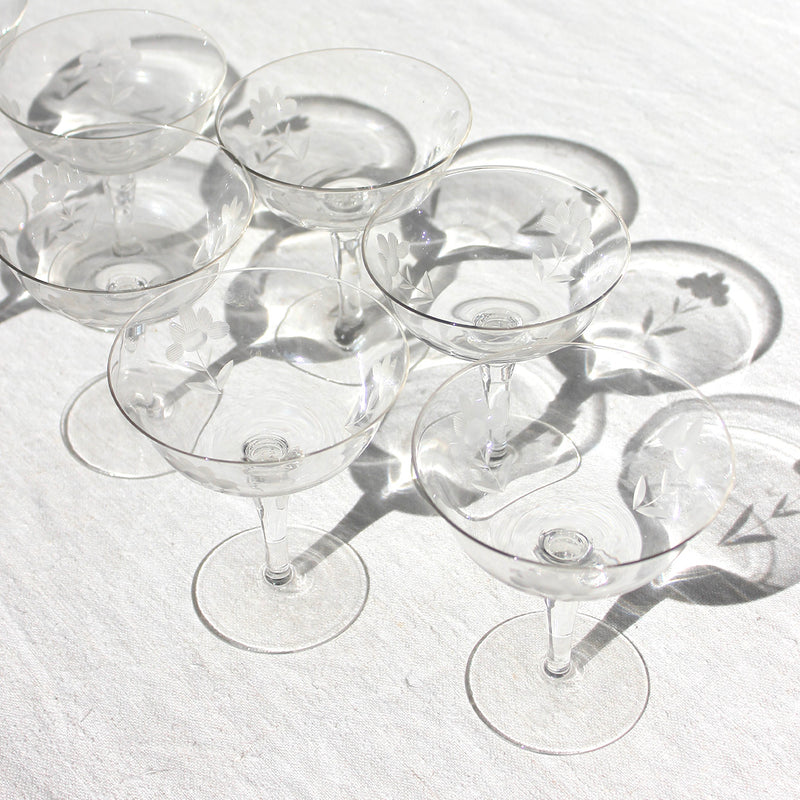 7 coupes à champagne en verre gravé