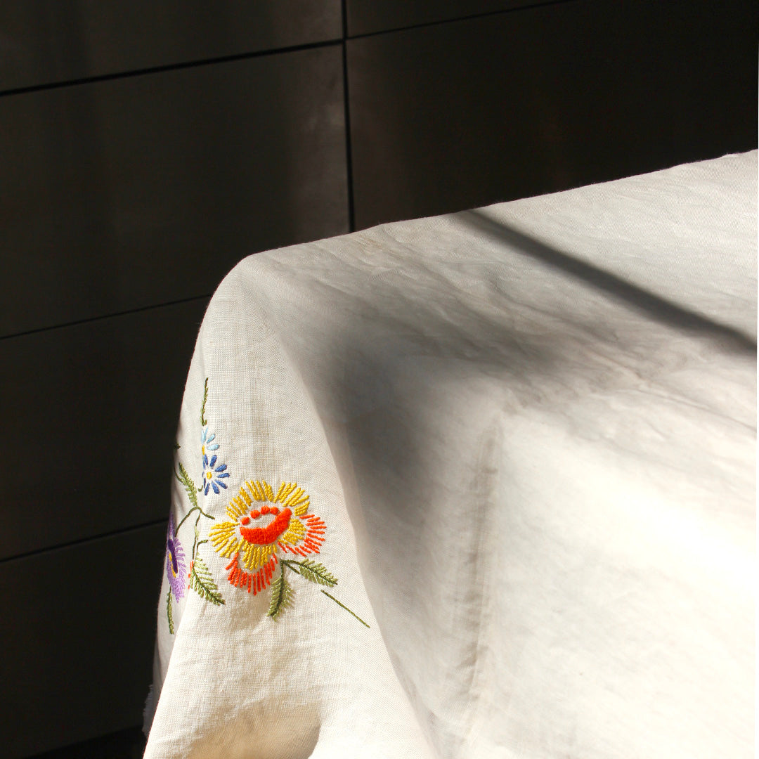 Nappe ancienne brodée et ses 8 serviettes assorties