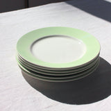 Assiettes plates au bandeau vert d'eau