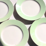Assiettes plates au bandeau vert d'eau