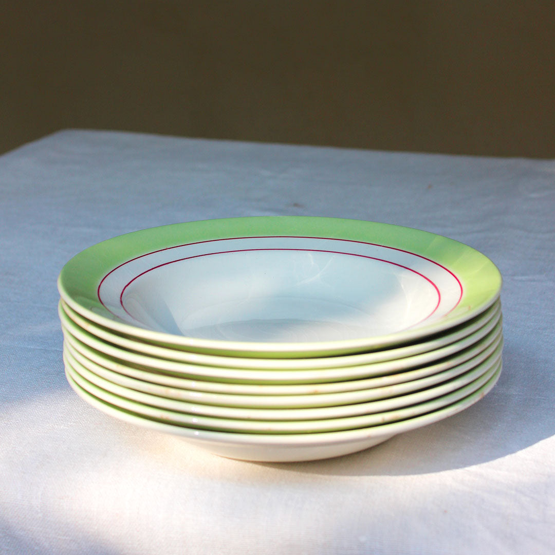 8 assiettes creuses bordure rouge et verte