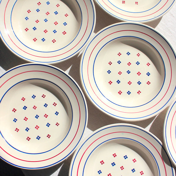 8 assiettes creuses au décor graphique