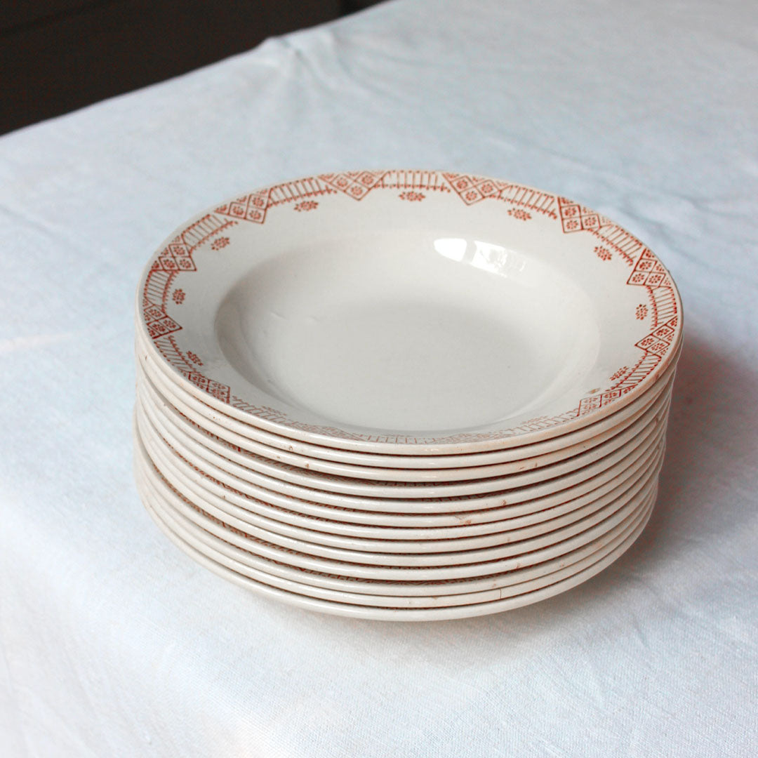 12 Assiettes creuses en terre de fer brunes