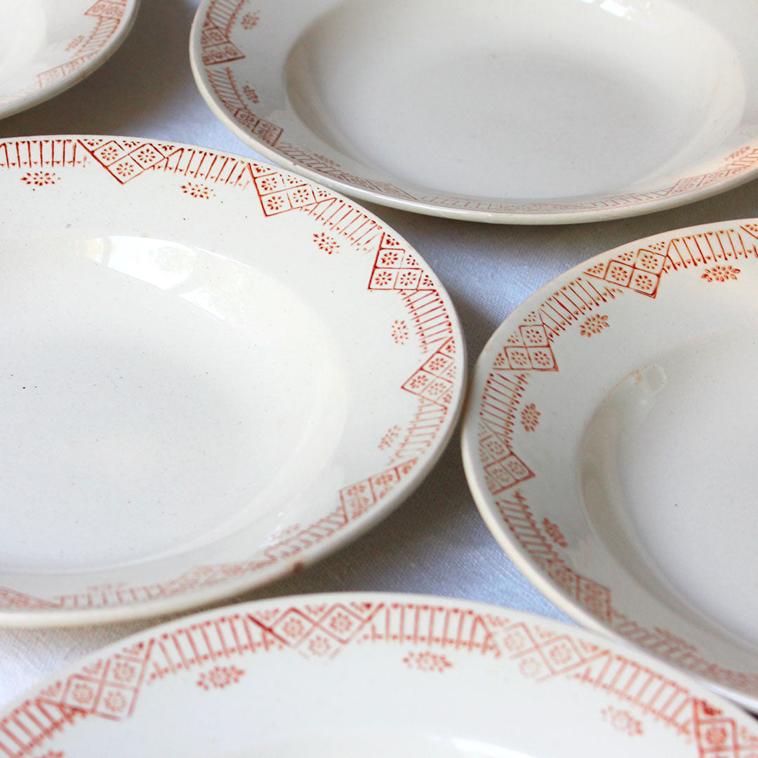 12 Assiettes creuses en terre de fer brunes