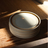 8 assiettes à dessert à la bordure dorée