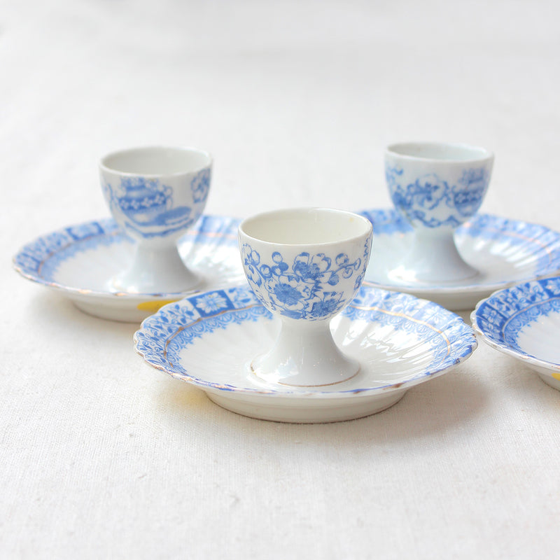 4 coquetiers sur soucoupe