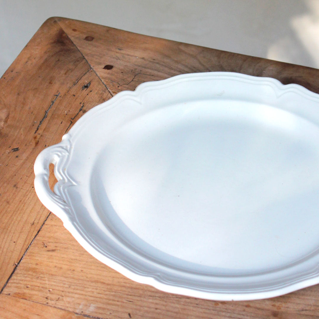 Petit plat à gâteau en faïence blanche
