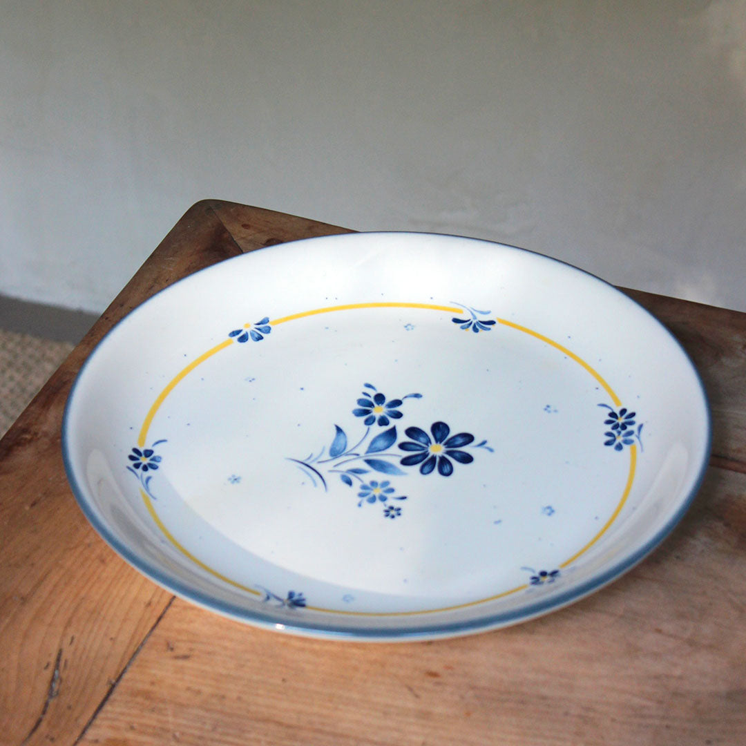 Plat rond aux fleurs bleues