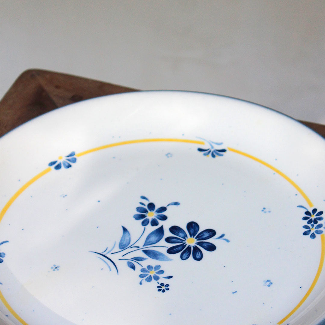 Plat rond aux fleurs bleues