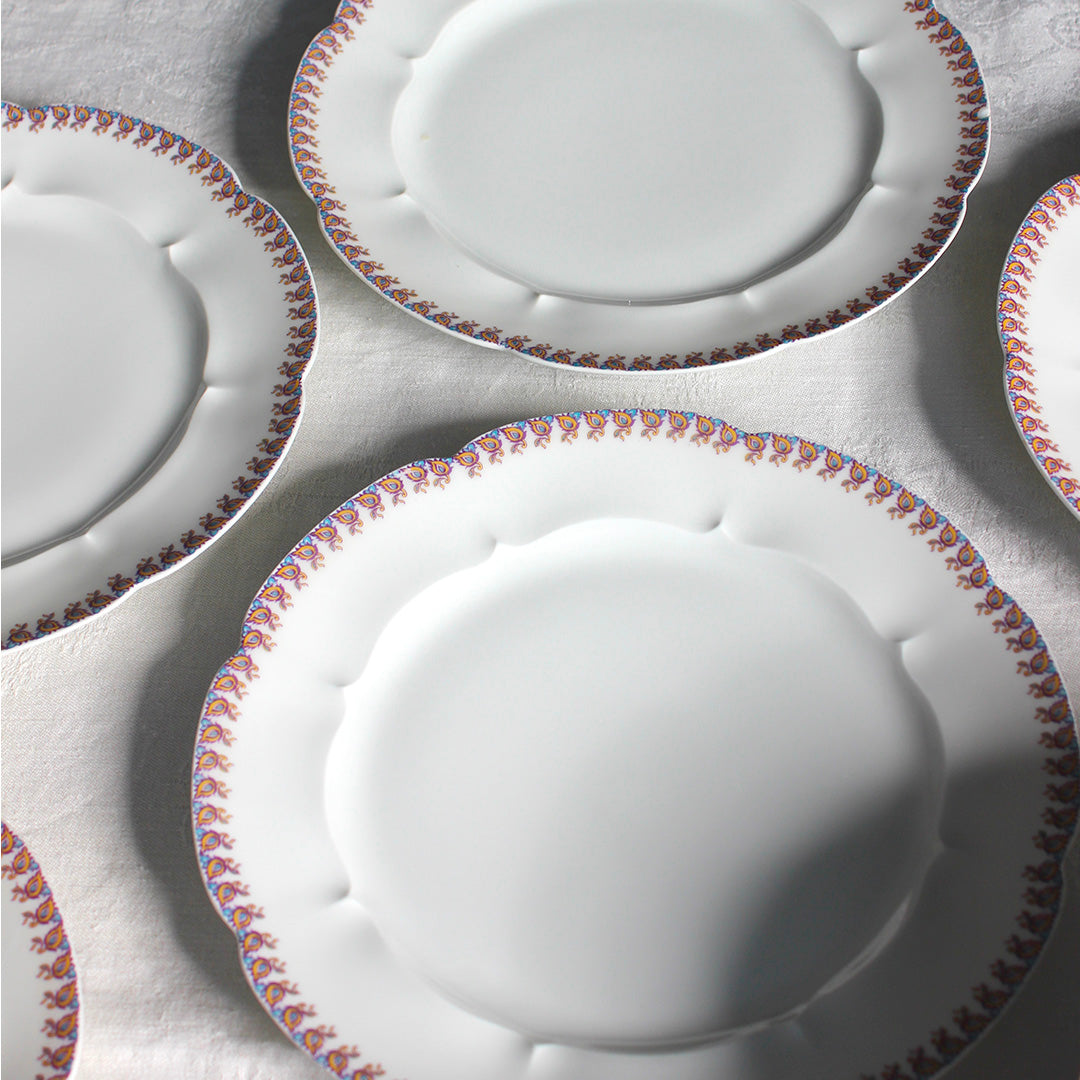 Assiettes en porcelaine aux bords mouvementés