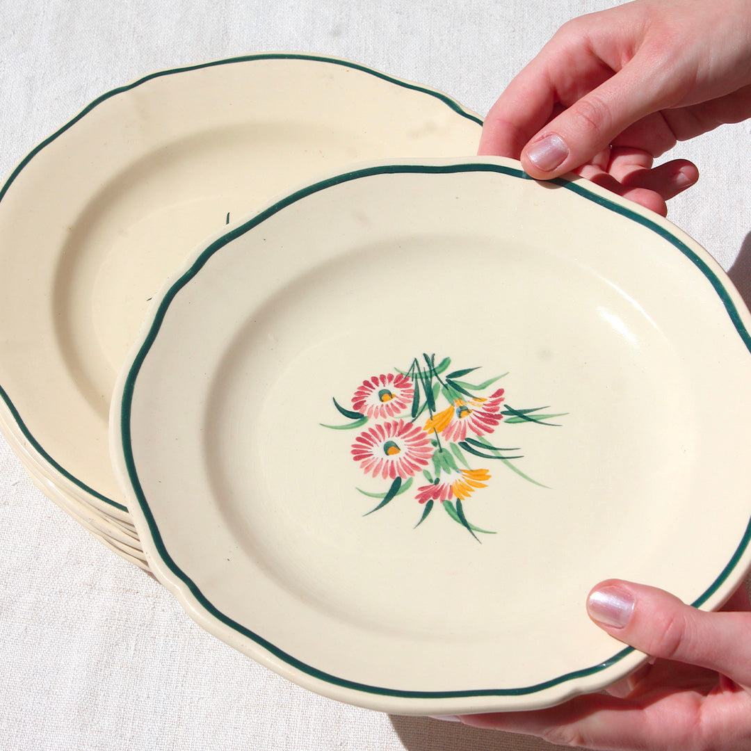 8 assiettes plates liseré vert et bouquet fleuri