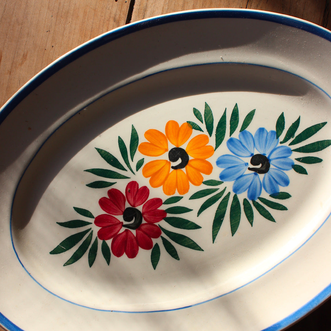 Plat ovale aux trois fleurs en faïence vintage