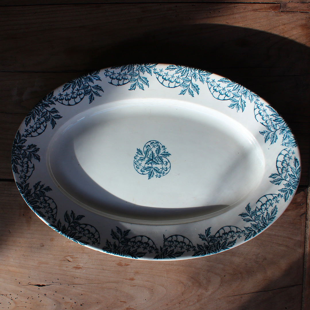 Plats de service en terre de fer