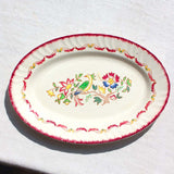 Plat ovale aux arabesques rouge amarante