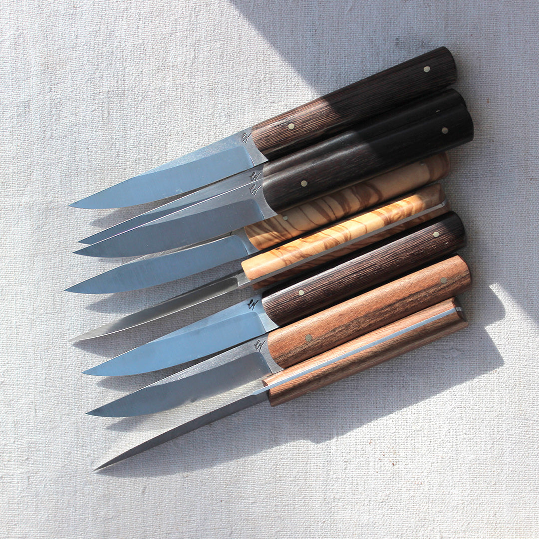 Coffret de 8 couteaux de table dépareillés