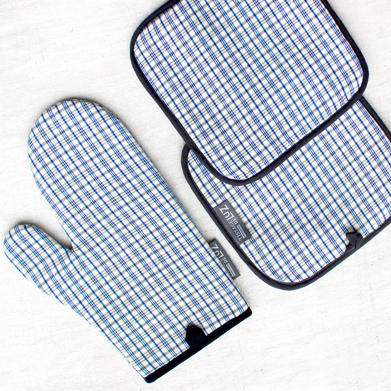 Gant de cuisine à petits carreaux